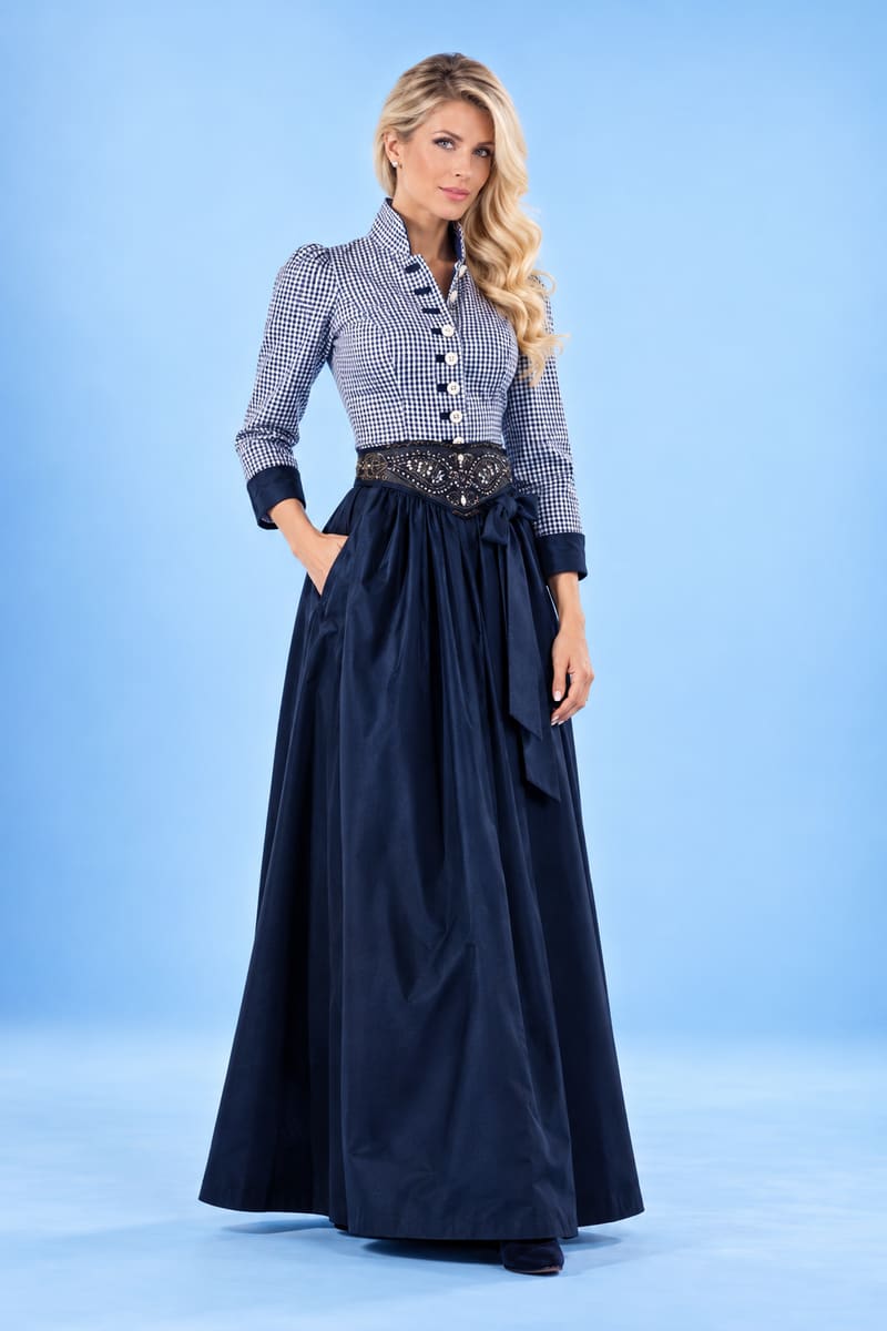 Bodenlanges Dirndl in Nachtblau mit kariertem Oberteil, bestickter Taille und dunkelblauer Seidenschürze